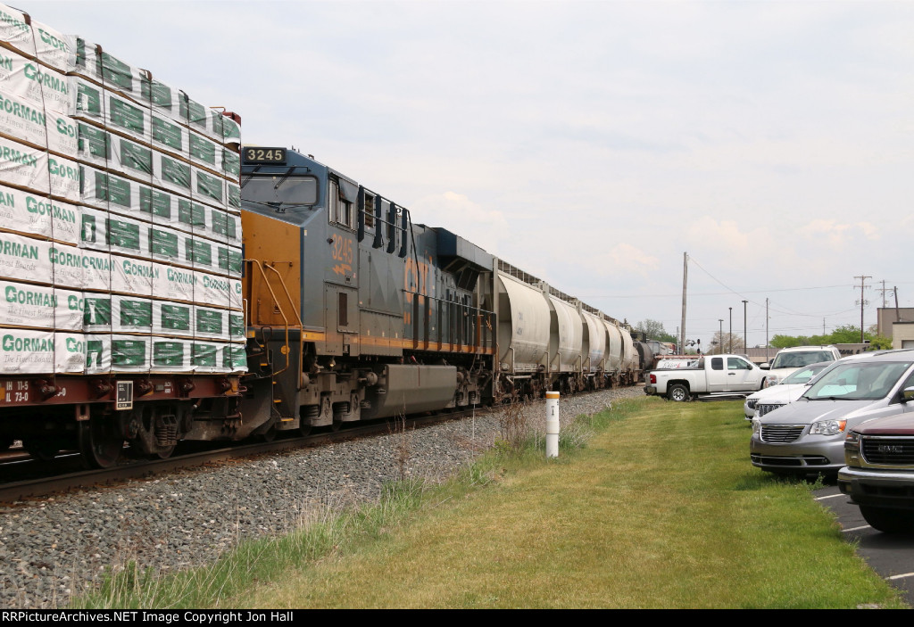 CSX 3245 heads away as the mid train DPU on Q326